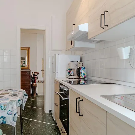 Guesthost - Bright Апартаменти *